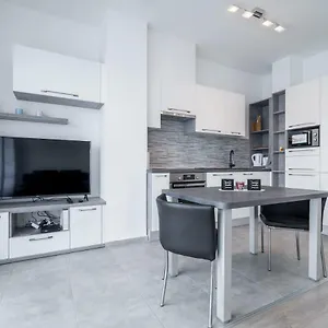 Bpr Chic White With Terrace & A/c & Garage Apartment Budapest